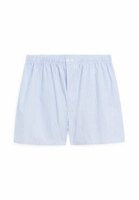Boxers en coton bleu clair avec de fines rayures blanches verticales, taille élastique et deux boutons à l'avant pour la fermeture. Texture douce et coupe décontractée.