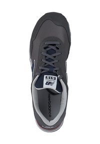 Grau sportlicher Schuh aus Mesh-Material, mit navyfarbenem Schnürdesign, weißen Akzenten und gepolstertem Fußbett. Logo auf der Zunge sichtbar.