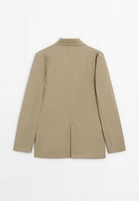 Blazer beige avec une fente simple au dos, manches longues et col cranté. Fabriqué en tissu léger et lisse.