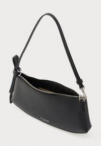 Mustast nahast käekott, millel on tõmblukuga sulgemine, kõver kuju ja üks rihm, millel on sõlme detail. Kohal on hõbedased riistvaralist aksessuaarid.