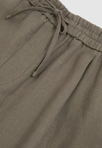 Reiss Pantaloni scurți - mushroom brown
