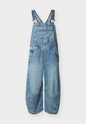 Salopette en jean bleu clair avec jambes larges, bretelles réglables, plusieurs poches avant et détails à boutons sur les côtés.