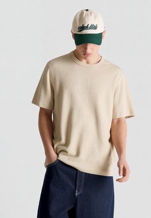 Bershka, TEXTURED SHORT SLEEVE - T-SHIRT - T-shirt basique - camel