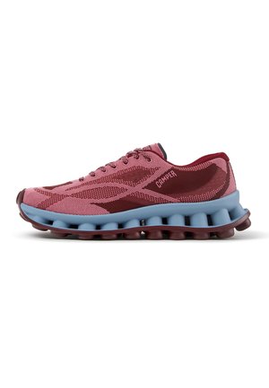 Niedriger Laufschuh mit pinkem und burgunderfarbenem Mesh-Obermaterial, blauer segmentierter Sohle und "Camper"-Markierung an der Seite.
