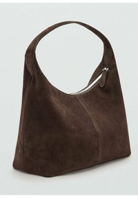 Bolso de ante marrón que presenta un asa curvada, cierre de cremallera y una textura suave con un diseño estructurado y un acento minimalista.