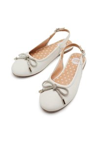Bailarinas blancas con tiras en el talón, hechas de cuero suave, que presentan un lazo decorativo con acentos metálicos, sobre una plantilla estampada con estrellas.