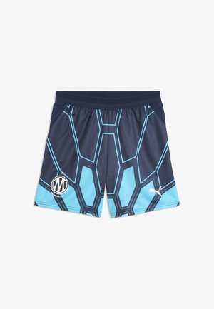 Ciemnoniebieskie sportowe spodenki z jasnoniebieskim geometrycznym wzorem, elastycznym paskiem, logo klubu piłkarskiego Olympique Marsylia oraz białym logo Puma z przodu.