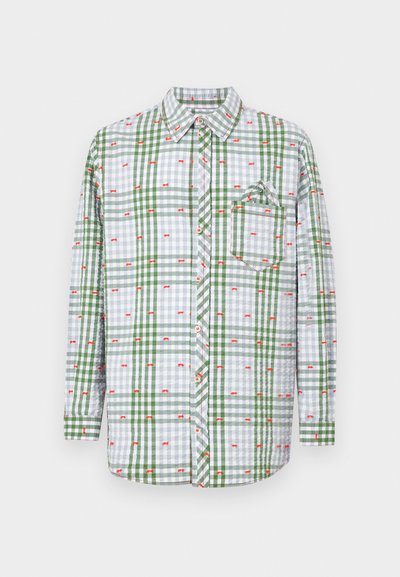 Πουκάμισο με μακριά μανίκια σε πράσινο και γκρι καρό μοτίβο, με μικρές κόκκινες ανθισμένες λεπτομέρειες και τσέπη στο στήθος. Κουμπώνει μπροστά με κουμπιά.