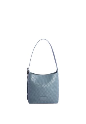 Bolso de hombro de cuero tejido azul claro con una sola correa y una base rectangular, mostrado sobre un fondo blanco.