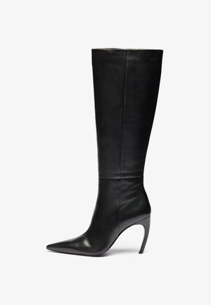 Botte en cuir noir montante jusqu'au genou avec un bout pointu et un talon aiguille haut ; texture lisse et épurée avec de coutures subtiles et sans matériel visible.