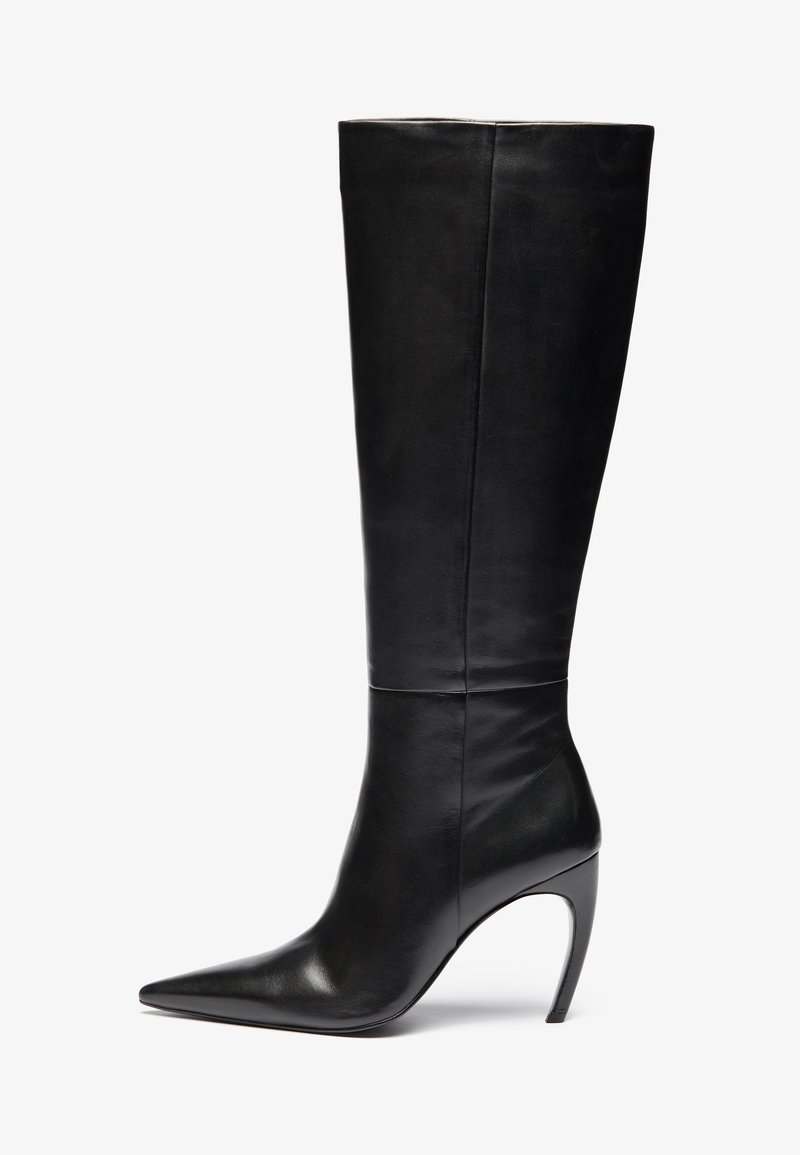 Čierne kožené vysoké čižmy po kolená s špicatou špičkou a vysokým stiletto opätkom; elegantná, hladká textúra s jemnými švami a bez viditeľných kovových prvkov.