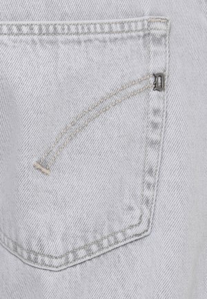 Tasca posteriore in denim grigio chiaro con cucitura doppia e piccolo dettaglio logo metallico a forma di "D" sul bordo destro.