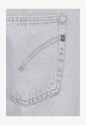 Tasca posteriore in denim grigio chiaro con cucitura doppia e piccolo dettaglio logo metallico a forma di "D" sul bordo destro.