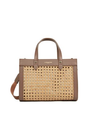 Sac à main en cuir marron avec panneau avant en cannage tressé, deux poignées et une bandoulière amovible, marque Lancaster Paris centrée sur la bordure supérieure.
