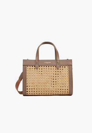 Sac à main en cuir marron avec panneau avant en cannage tressé, deux poignées et une bandoulière amovible, marque Lancaster Paris centrée sur la bordure supérieure.