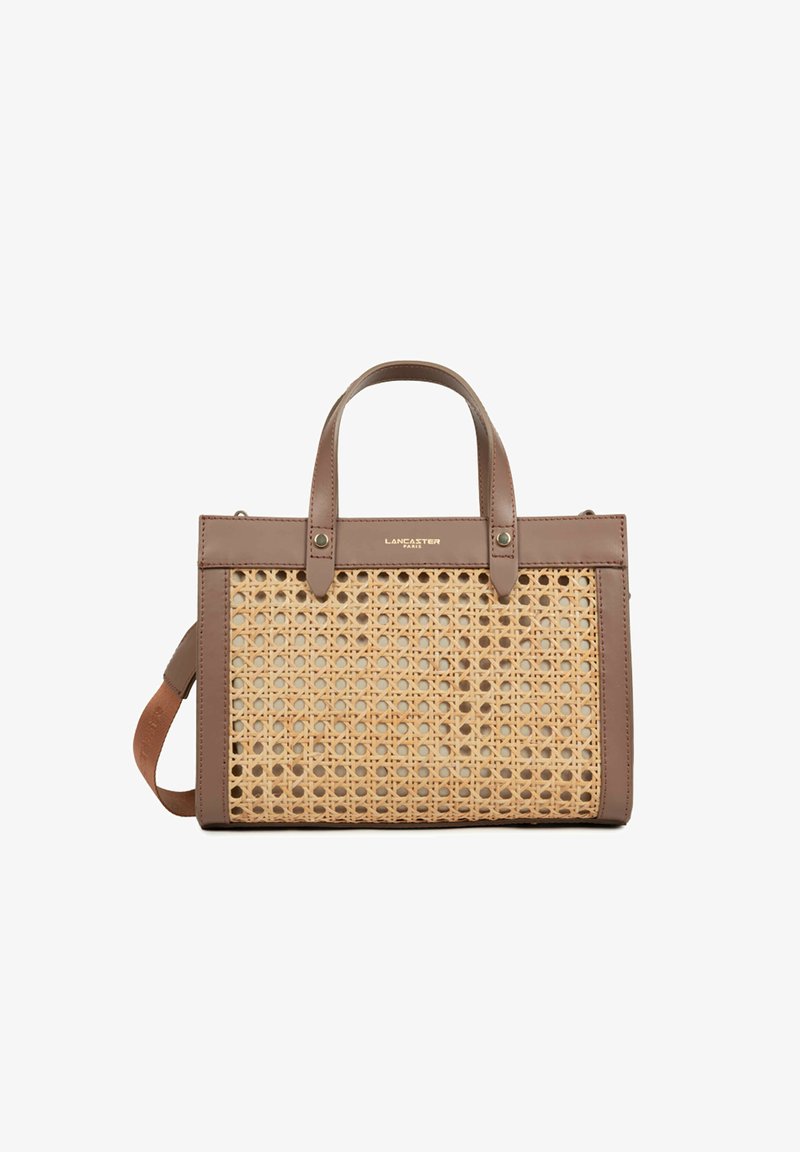 Sac à main en cuir marron avec panneau avant en cannage tressé, deux poignées et une bandoulière amovible, marque Lancaster Paris centrée sur la bordure supérieure.