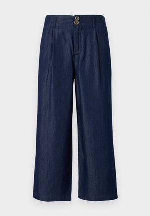 Pantalon en denim à jambes larges bleu foncé avec fermeture à deux boutons à l'avant, doté de plis, d'une texture lisse et d'un ourlet droit.
