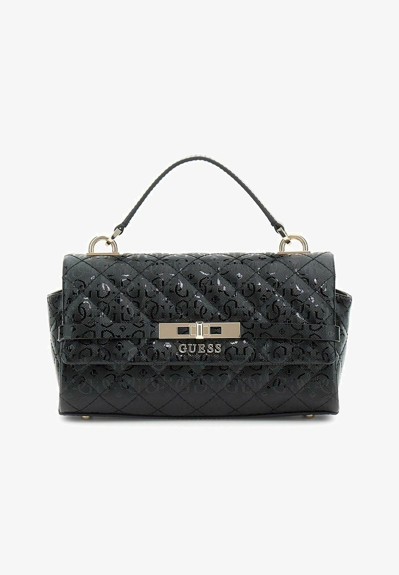 Bolso de mano negro acolchado con patrón texturizado, herrajes dorados y un mango superior. Presenta un cierre frontal y detalles del logo en la parte delantera.