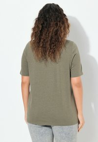 Ulla Popken SHORT SLEEVE GRAPHIC TEE - Camiseta estampada - olive grey