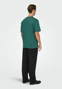 Only & Sons ONSFRED LIFE RLX SS TEE NOOS - Βασικό μπλουζάκι - mallard green