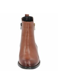 Botín de cuero marrón hasta el tobillo con un diseño elegante, textura suave, forro interior negro y cremalleras laterales con acentos dorados.