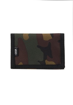 Cartera de camuflaje en tela duradera, con patrones en verde, marrón y amarillo; cerrada con borde negro y etiqueta de logo.