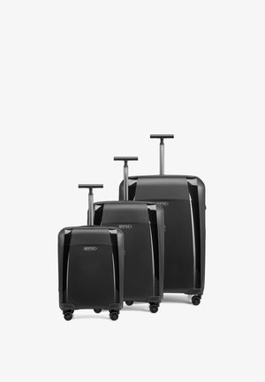 Trois valises rigides noires de tailles variées présentent un design élégant, quatre roues et des poignées extensibles. Les accents à l'avant offrent durabilité.