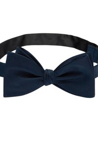 Mörkblå fluga gjord av strukturerad tyg med en slät satinfinish. Har en central knut och justerbar svart rem.