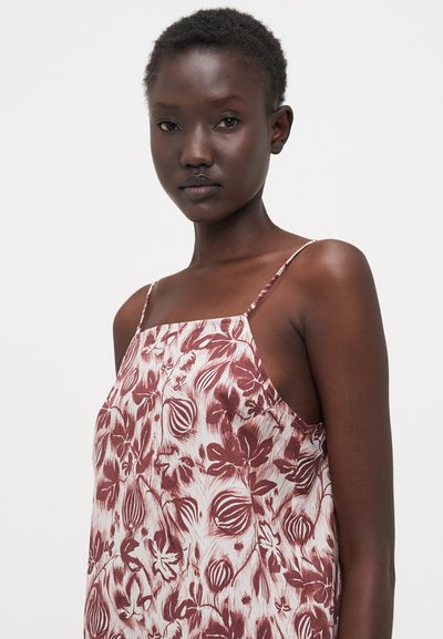 Top sem mangas com padrão floral em burgundy e branco, apresentando alças finas e um corte solto, feito de um tecido leve e texturizado.