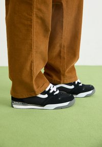 Neizbrano, black/white