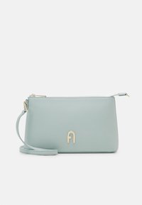 Svetle modrá kabelka vyrobená z hladkého materiálu, s uzávěrem na zip, odnímatelným popruhem a zlatým logem na přední straně.