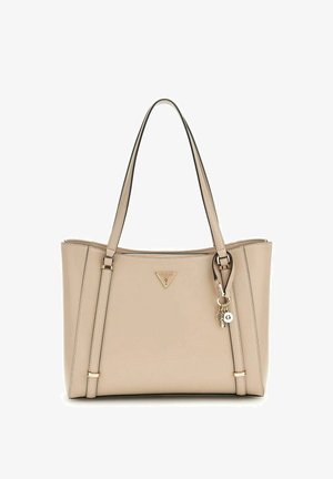 Sac fourre-tout beige en matériau synthétique, doté de doubles poignées, d'un logo en relief doré et d'un porte-clés décoratif.