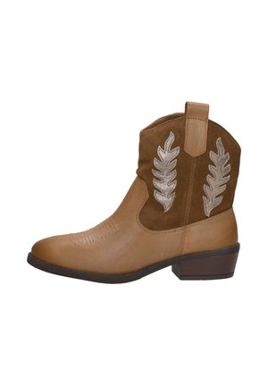Bottes de cowboy brunes en cuir et daim, dotées de motifs en feuille d'argent et d'un talon bas ; avec des détails cousus sur le bout.
