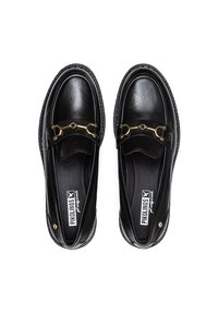 Mocasines de cuero negro con un diseño elegante, que presentan un acento de cadena dorada y detalles de costura. Textura suave con forma de punta redonda.