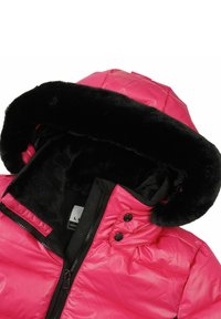 Chaqueta de plumón rosa con ribete de piel sintética negra en la capucha, que cuenta con cierre de cremallera, botones a presión y un diseño acolchado.