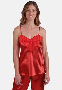 Rote Satin-Camisole mit verstellbaren Trägern und einem Spitzenpaneel am Ausschnitt, mit glatter Textur und figurbetontem Schnitt.