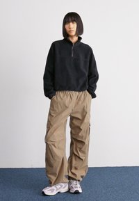 New Balance PANT - Cargo hlače - light mushroom