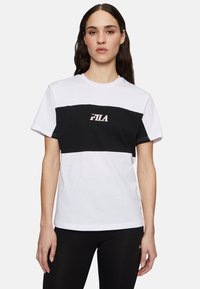 Vit och svart bomull T-shirt med ett horisontellt färgblockdesign. Har en liten röd och vit "FILA"-logotyp på bröstet.