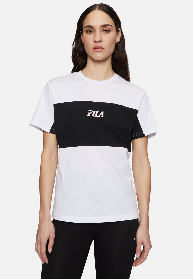 Vit och svart bomull T-shirt med ett horisontellt färgblockdesign. Har en liten röd och vit "FILA"-logotyp på bröstet.