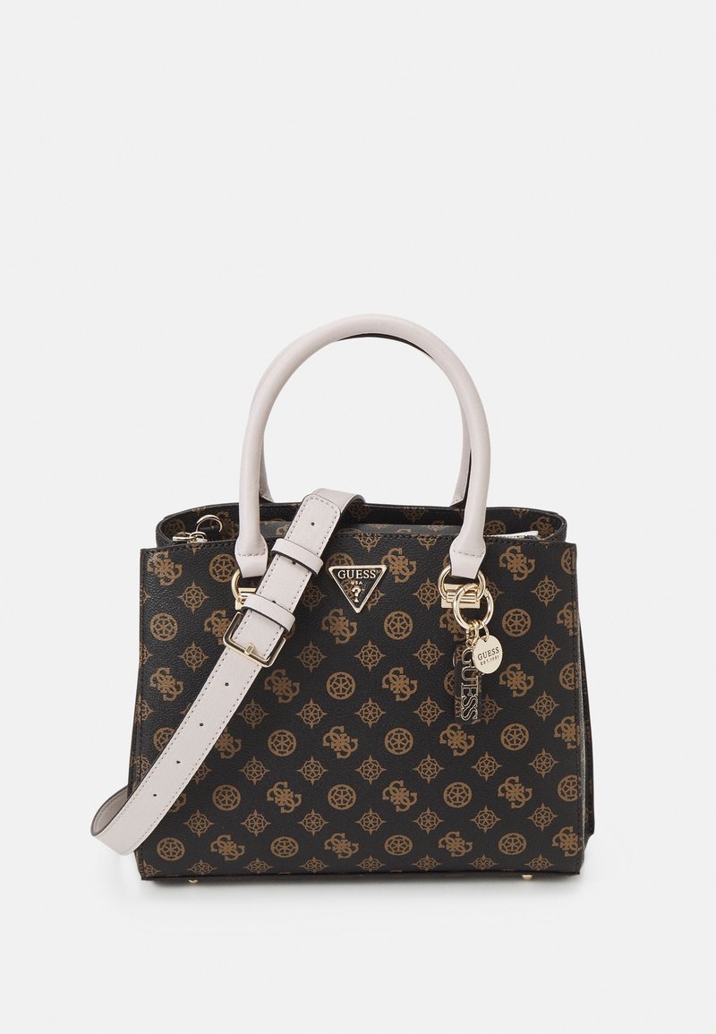 Petit sac à main Guess noir et marron à motif avec poignées beige, bandoulière réglable et breloques logo dorées.