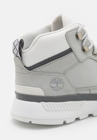 Timberland FIELD TREKKER - Botins de atacadores - light grey