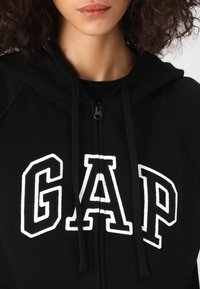 GAP HERITAGE - Mikina s kapucňou - true black
