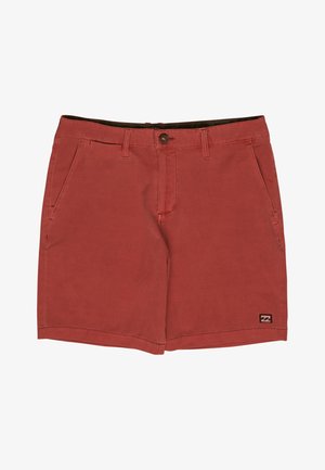 Červené bavlnené kraťasy s plochým predným dielom, dvomi bočnými vreckami a zapínaním na gombík. Obsahujú malú čiernu nášivku s logom pri leme.