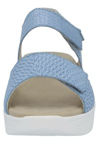 Blaue gewebte Sandale mit verstellbaren Riemen, offener Zehenpartie, strukturiertem Material und einer weißen Gummisohle.