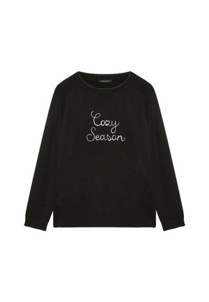 Zwarte trui met lange mouwen, ronde halslijn en geribbelde zoom. Bevat witte geborduurde tekst met de woorden "Cozy Season." Zacht gebreid materiaal.