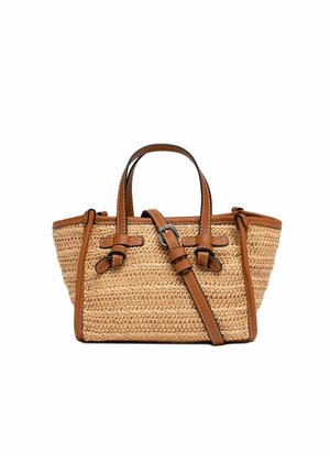 Sac à main en paille tissée avec garniture en cuir marron, double poignées supérieures et une bandoulière réglable avec une boucle argentée.