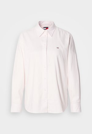Ανοιχτό ροζ πουκάμισο με μακριά μανίκια και κουμπιά, φτιαγμένο από βαμβάκι, με κλασικό γιακά και μικρό λογότυπο της μάρκας στο αριστερό στήθος.
