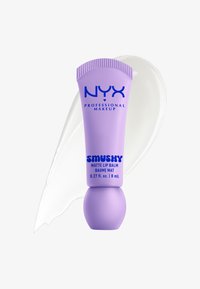 Lila klämbehållare av NYX Smushy Matte Lip Balm med en rundad spets; har en blå logotyp och en vit krämig färgprick i bakgrunden.