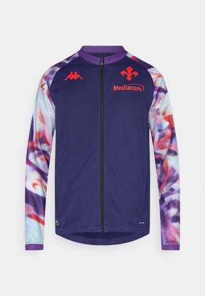 Jachetă sport ușoară, de culoare mov închis, cu mâneci cu model abstract multicolor. Dispune de fermoar frontal, accente cu logo și mâneci lungi.