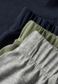Tre paia di fasce elastiche in cotone blu navy, verde oliva e grigio chiaro. Ogni fascia presenta una consistenza a coste e cuciture uniformi.